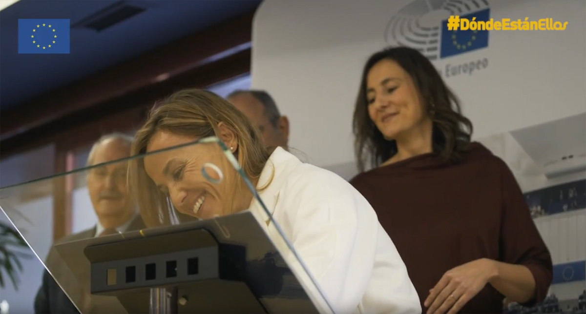 presidenta CACOA firmando